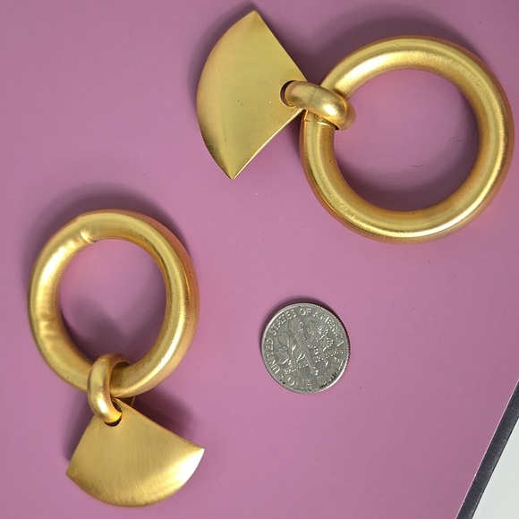 Elegant Gold Tone Statement Earrings Clip On Earrings - Picture 11 of 15